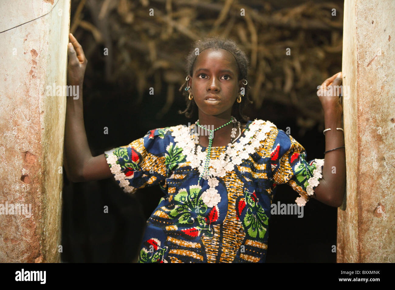 Dans la ville de Djibo, au nord du Burkina Faso, une jeune femme Peul pairs dans une maison la nuit. Banque D'Images