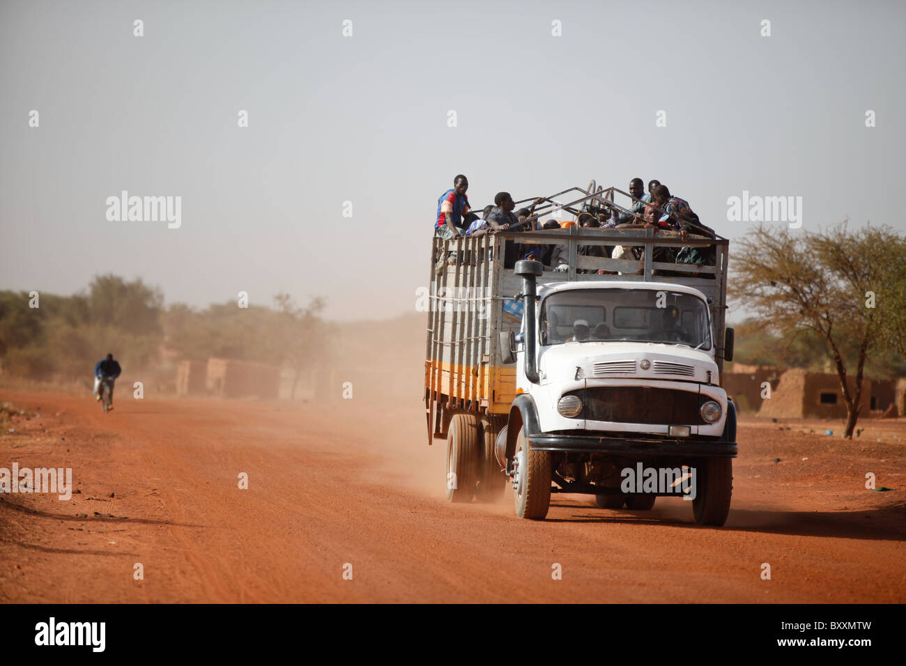 Dans les régions éloignées du nord du Burkina Faso, les camions offrent une forme de transport. Banque D'Images