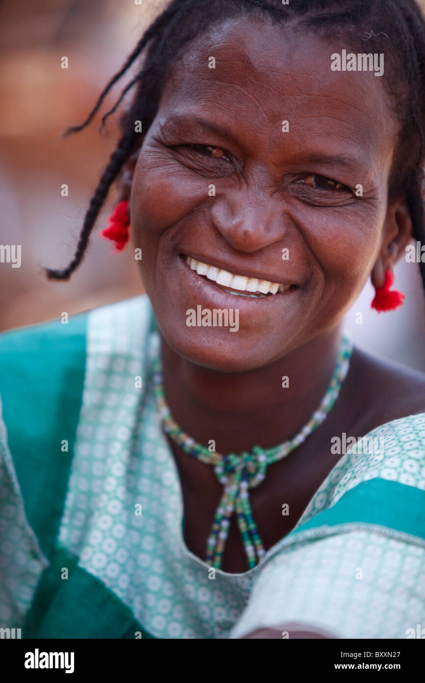 Femme peul à Djibo dans le nord du Burkina Faso, Afrique de l'Ouest. Banque D'Images