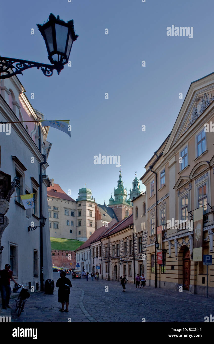 Vue sur la colline de Wawel à partir de la rue Kanonicza, Cracovie, Pologne Banque D'Images