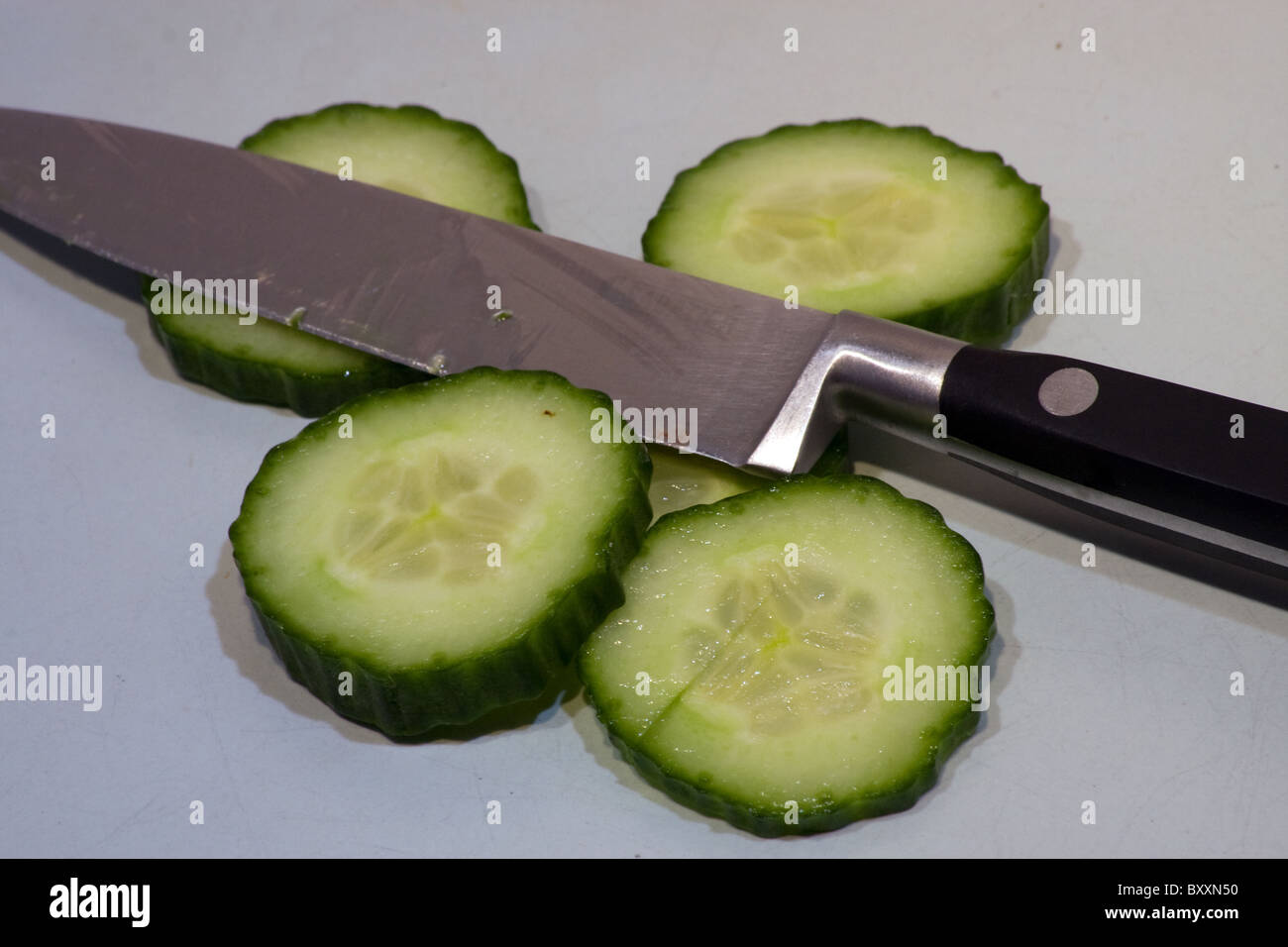 Tranches de légumes concombre lame couteau de cuisine Banque D'Images