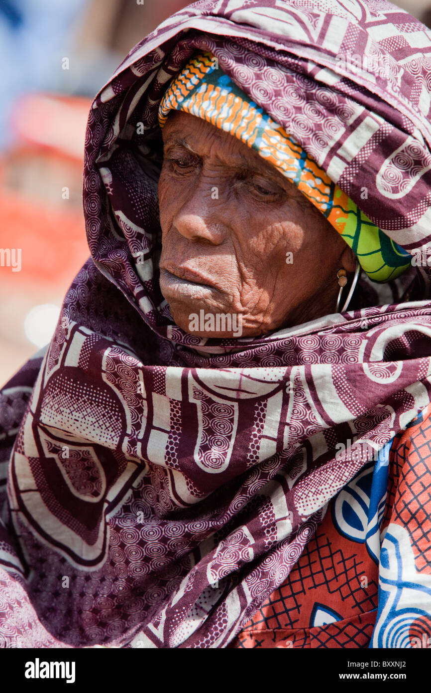 Dans la ville de Djibo, au nord du Burkina Faso, une vieille femme peule pause dans le marché pour acheter des verts pour le dîner. Banque D'Images