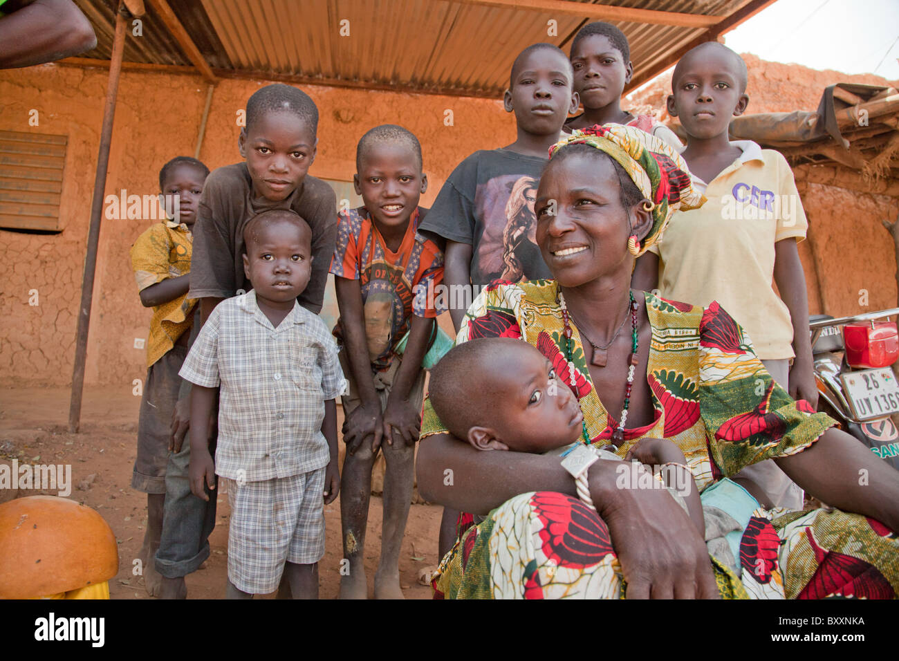 Femme et enfants dans le marché de Djibo, le nord du Burkina Faso. Banque D'Images