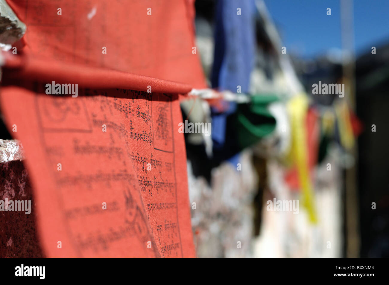 Une chaîne de prière dans l'Himalaya indien. Banque D'Images Une chaîne de prière dans l'Himalaya indien. Banque D'Images