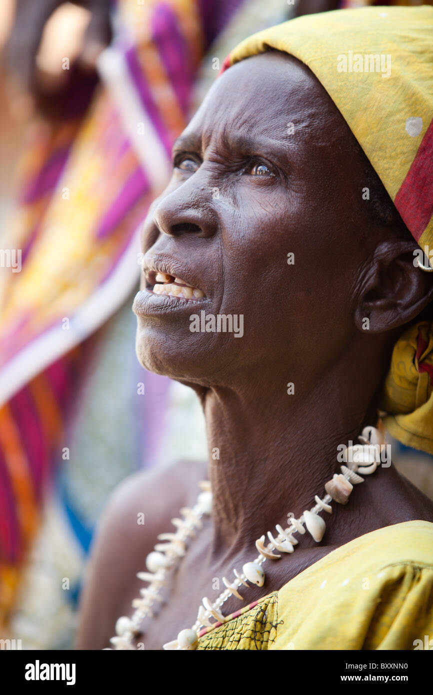Femme dans le marché à Djibo dans le nord du Burkina Faso. Banque D'Images