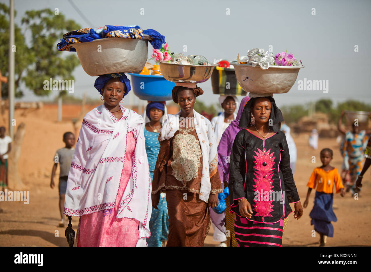 Dans le nord du Burkina Faso, un mariage Peul a eu lieu. Les Amis/famille de la mariée effectuer gifts & possessions de sa nouvelle maison Banque D'Images