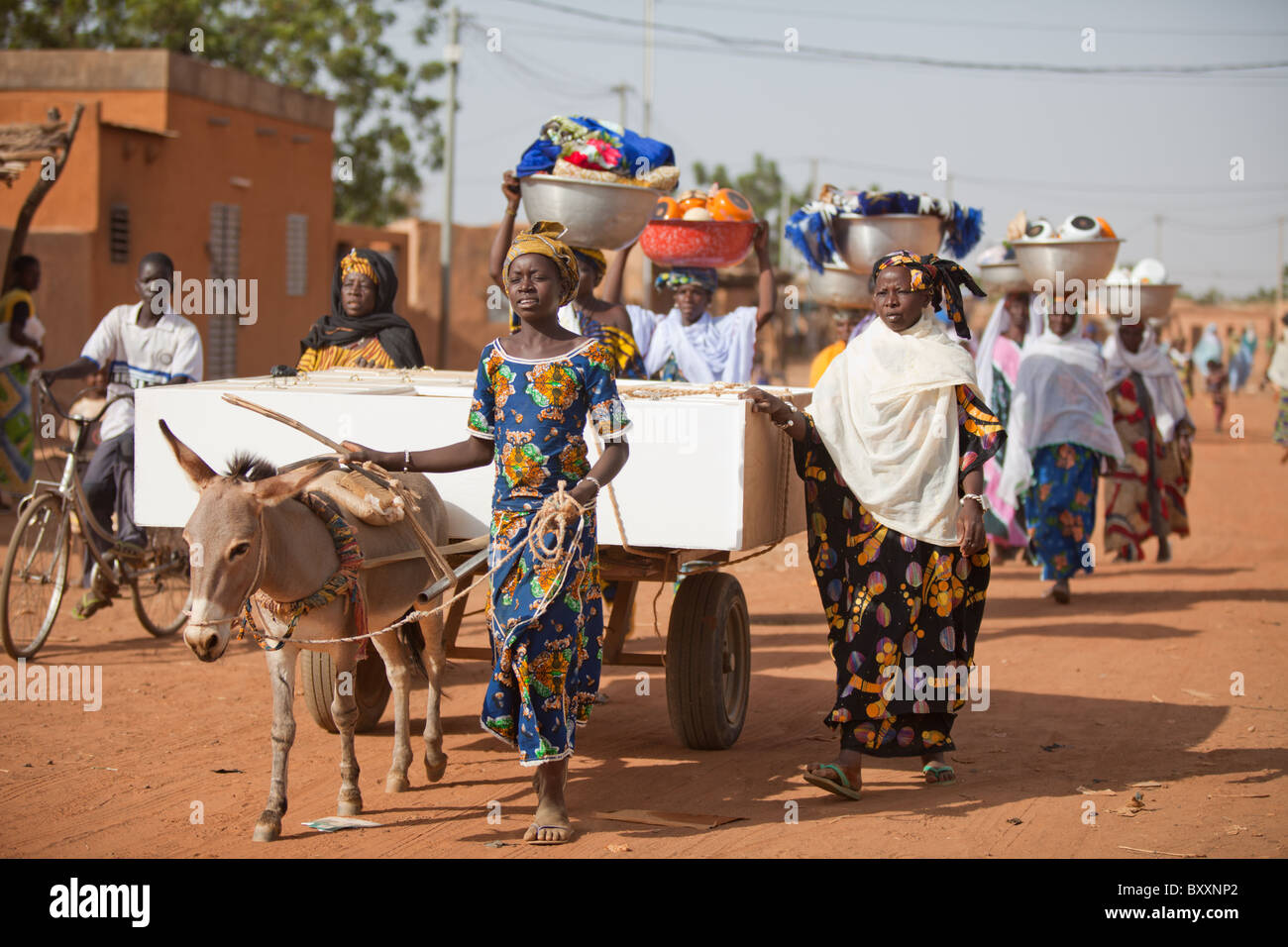 Dans le nord du Burkina Faso, un mariage Peul a eu lieu. Les Amis/famille de la mariée effectuer gifts & possessions de sa nouvelle maison Banque D'Images