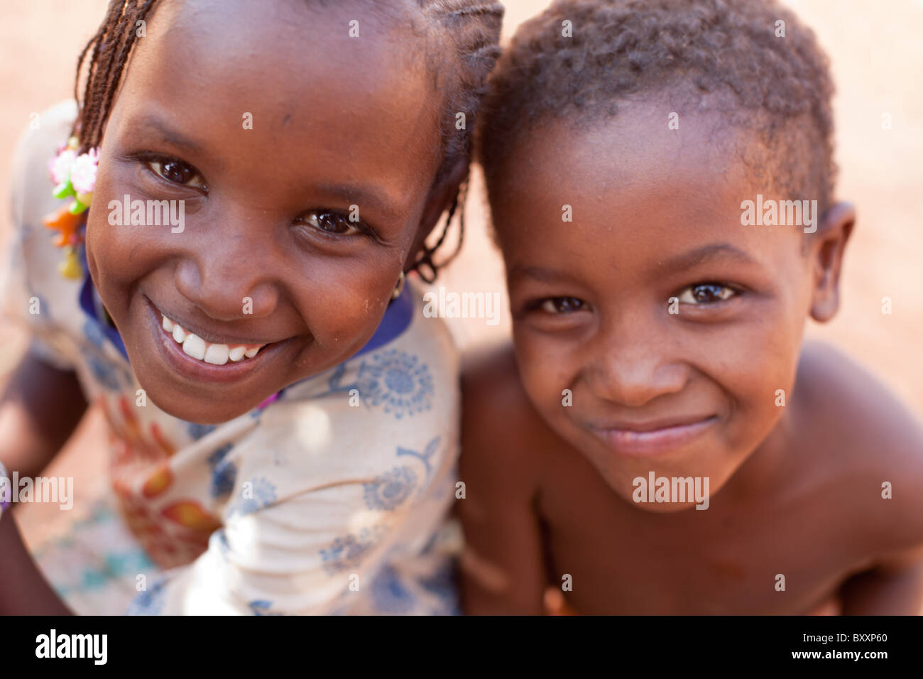Deux enfants Peuls à Djibo dans le nord du Burkina Faso. Banque D'Images
