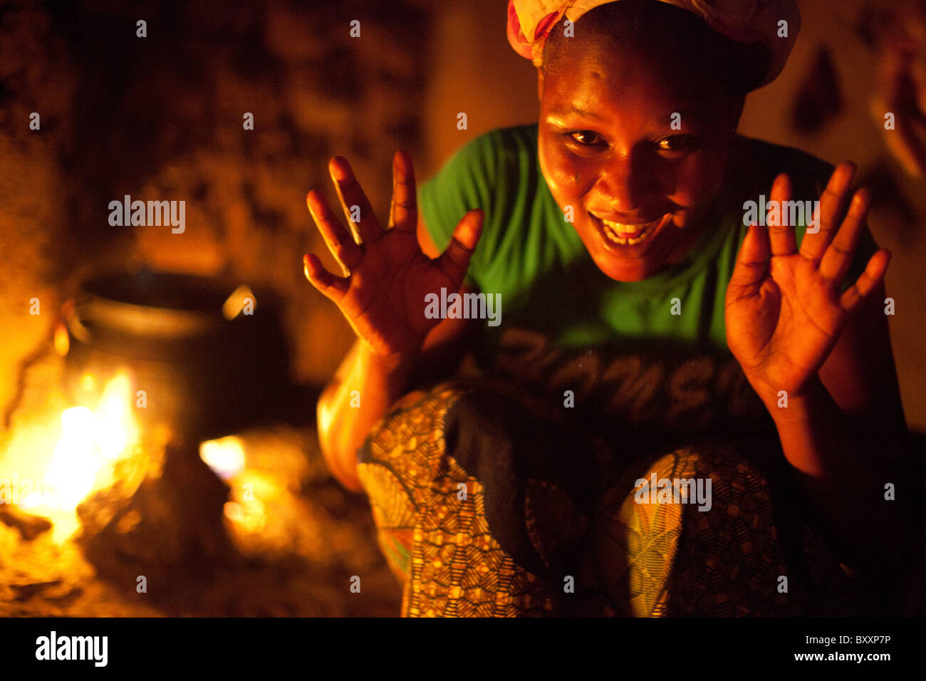 Sans électricité ou de gaz, une femme à Djibo dans le nord du Burkina Faso, cuisiniers dîner en plein air sur un feu ouvert. Banque D'Images