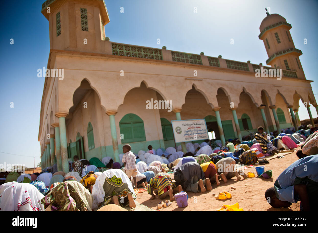 Le matin de la Tabaski, hommes, femmes, et enfants convergent vers la grande mosquée de Djibo dans le nord du Burkina Faso. Banque D'Images