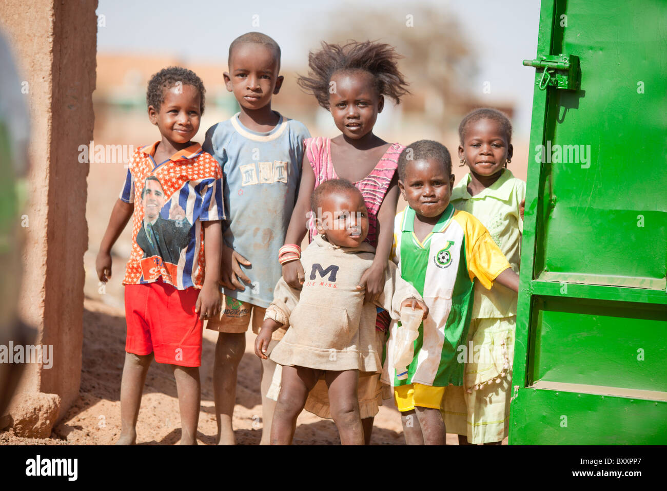 Enfants Peuls dans la région de la ville de Djibo dans le nord du Burkina Faso. Une fille un sport t-shirt Barack Obama. Banque D'Images