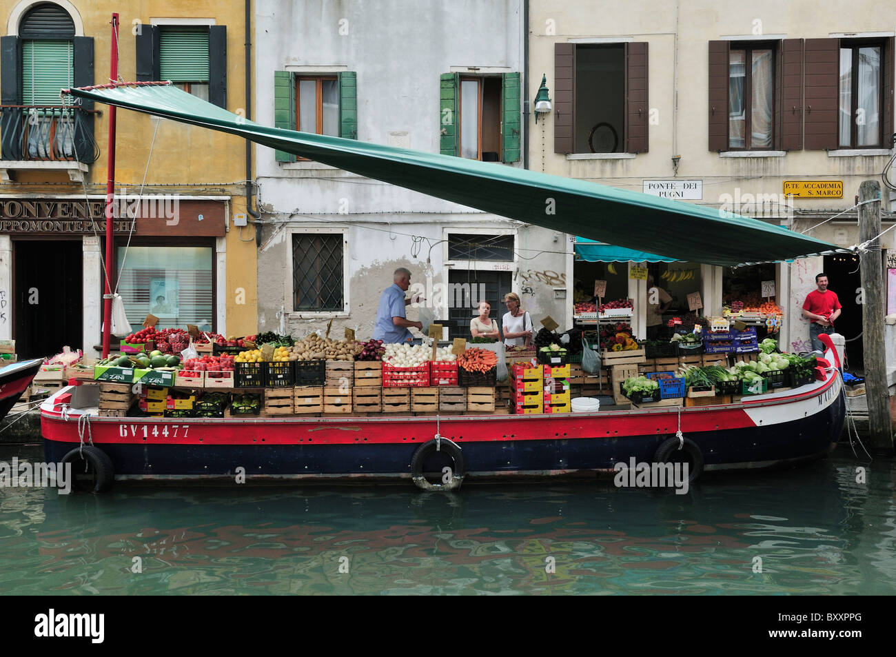 Venise. L'Italie. Fruits & Légumes Barge sur le Rio San Barnaba / Piazza San Barnaba. Banque D'Images