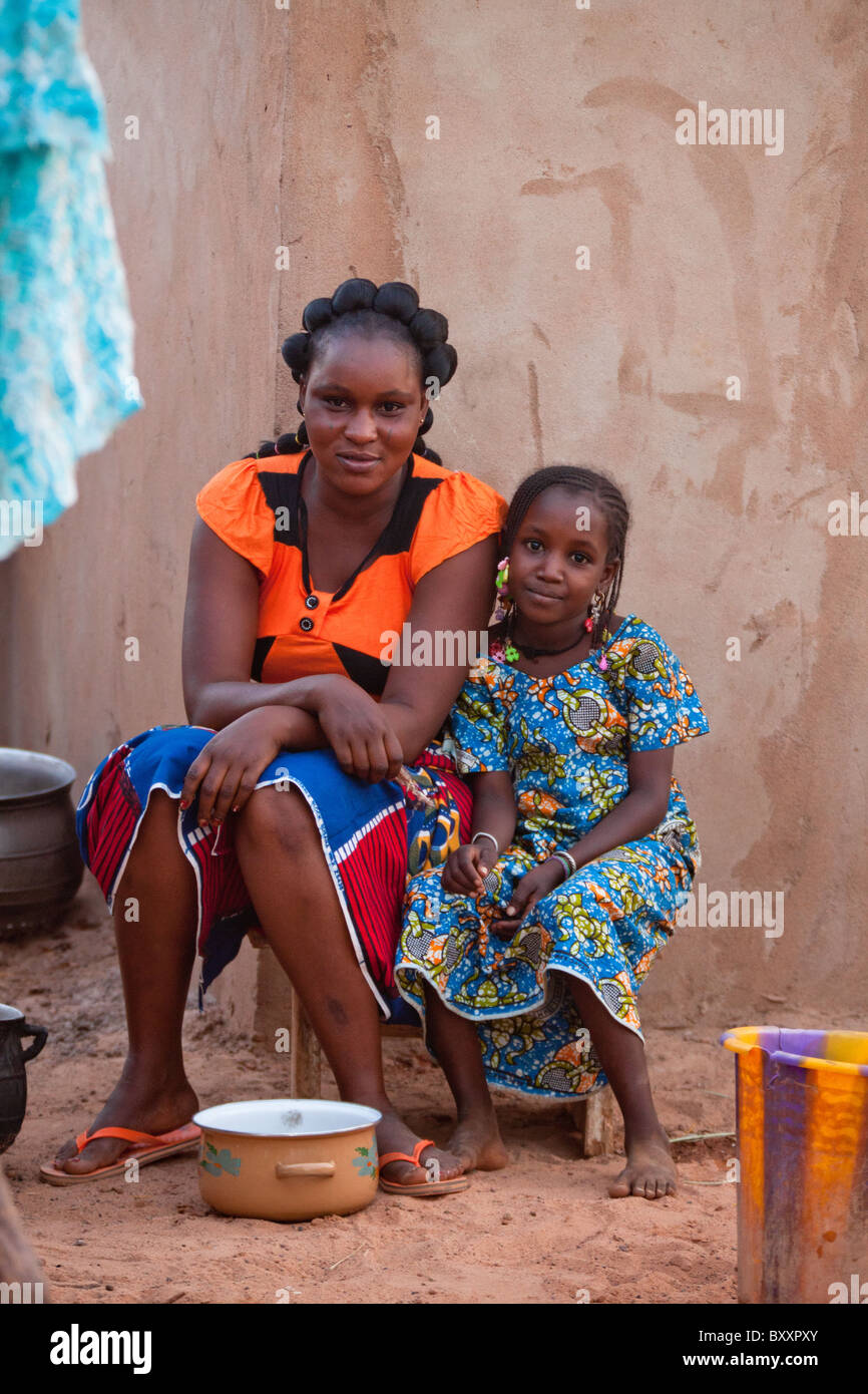 Fulani femme et enfant de la ville de Djibo dans le nord du Burkina Faso. Banque D'Images