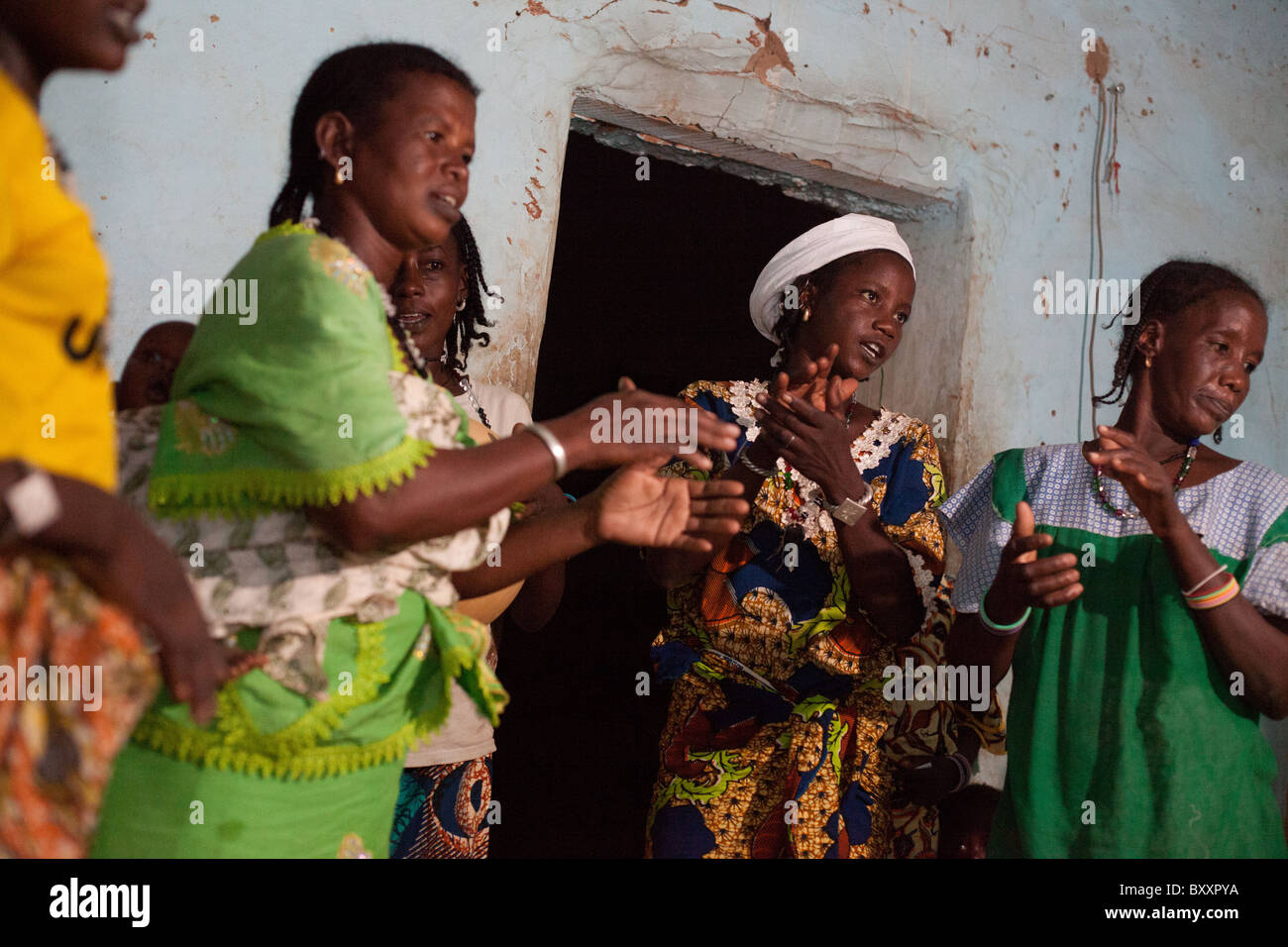 Un peul au mariage dans la ville de Djibo, au nord du Burkina Faso, les femmes et les enfants dansent, chantent, et battent la nuit. Banque D'Images