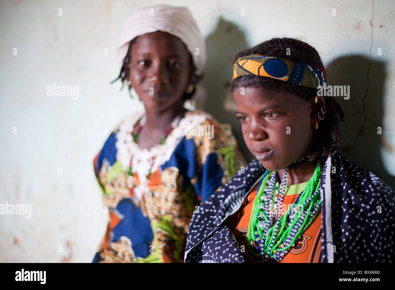 Mariée Peul (à droite) et un membre de la famille du marié le jour après le mariage à Djibo, le nord du Burkina Faso. Banque D'Images