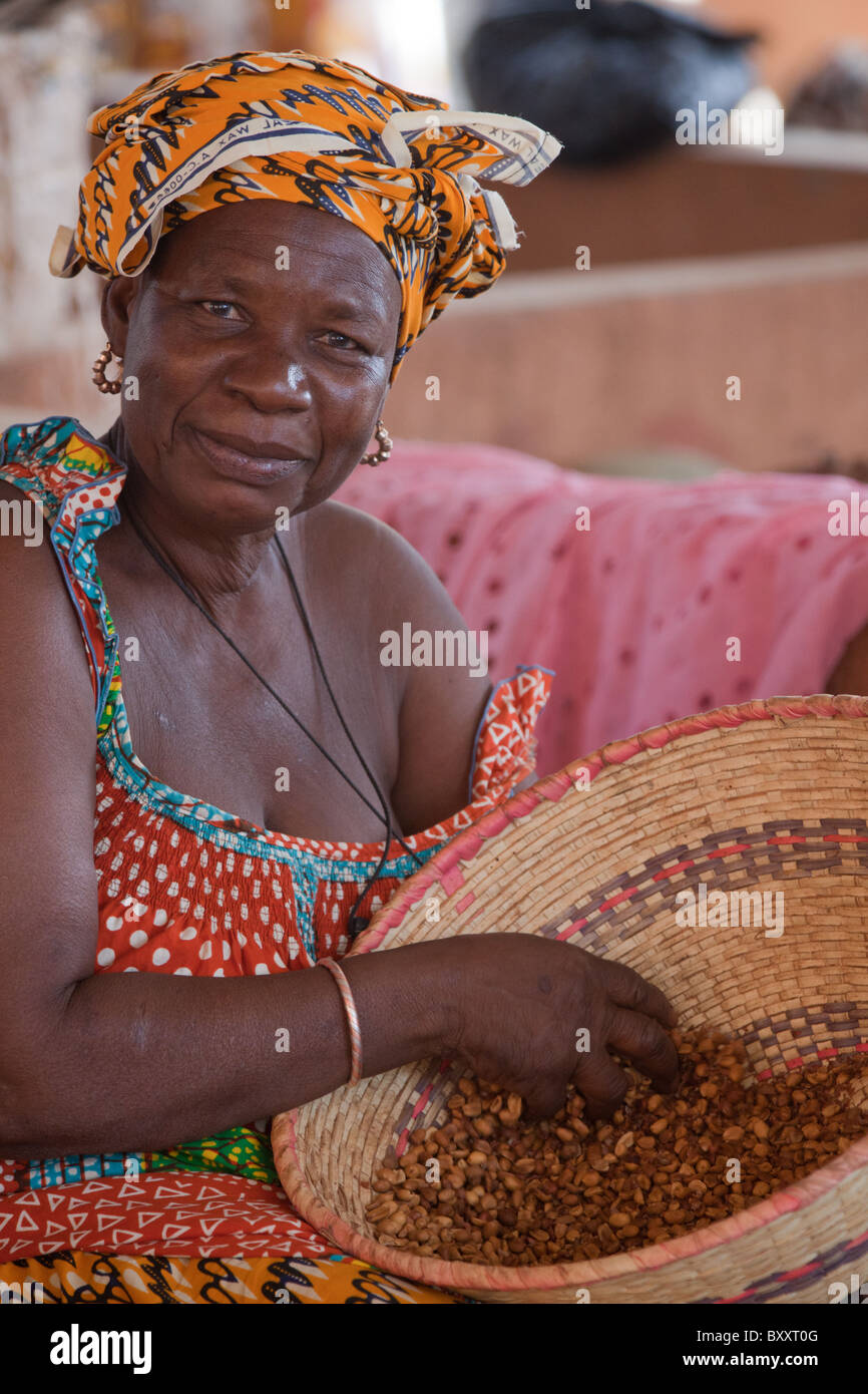 Dans la ville de Djibo, au nord du Burkina Faso, une femme vend des arachides dans le marché. Banque D'Images