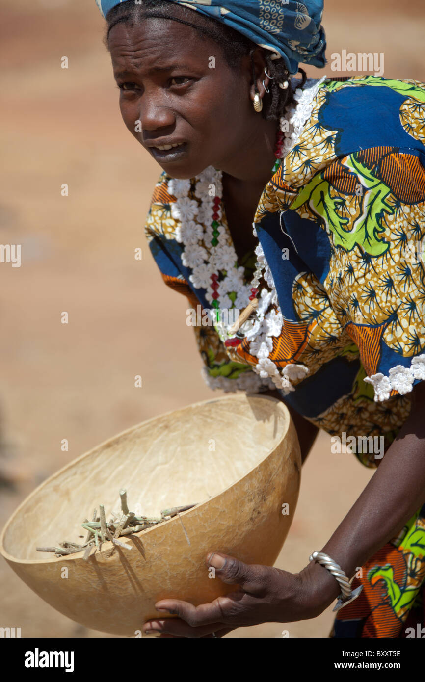 Une femme peule dans la ville de Djibo, au nord du Burkina Faso utilise l'énergie éolienne pour séparer le grain de l'ivraie. milet Banque D'Images