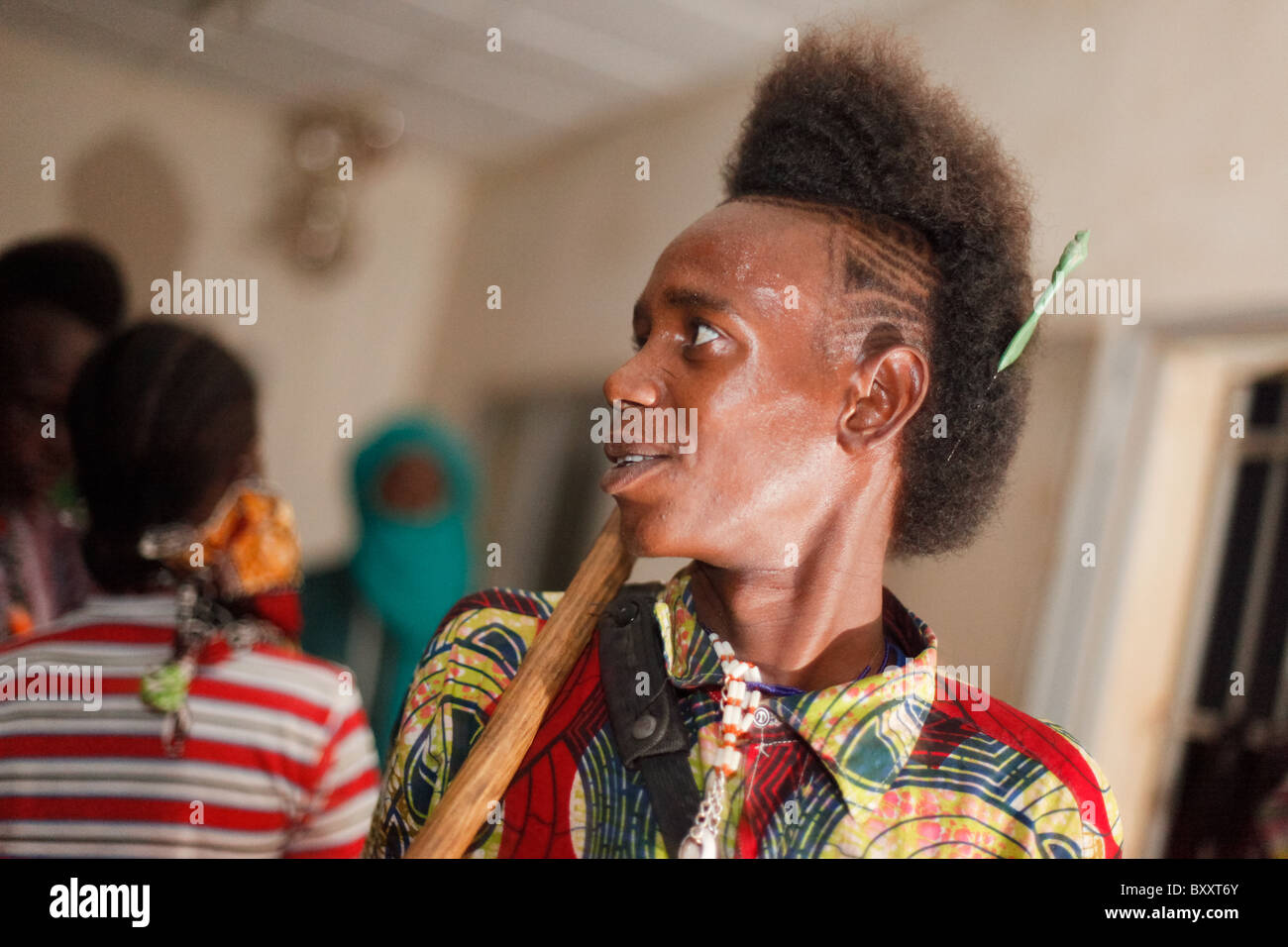 Un jeune musicien d'un village Peul dans le nord du Burkina Faso un sport en mode Modèle de cheveux. Banque D'Images