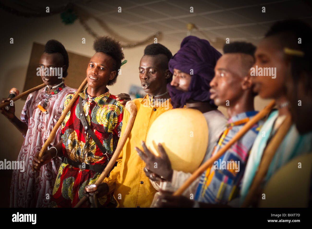 Dans la ville de Djibo, au nord du Burkina Faso, oohoobe "Peul" (des gens qui chantent "oohaali') Danse en mode traditionnel. Banque D'Images