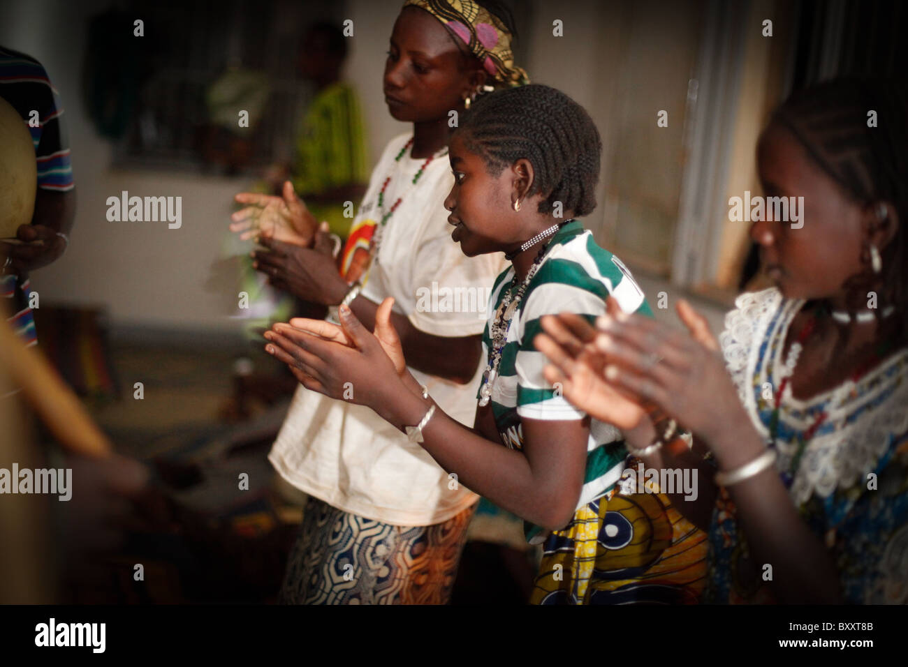 Dans la ville de Djibo, au nord du Burkina Faso, un groupe de jeunes femmes dansent en mode traditionnel. Banque D'Images