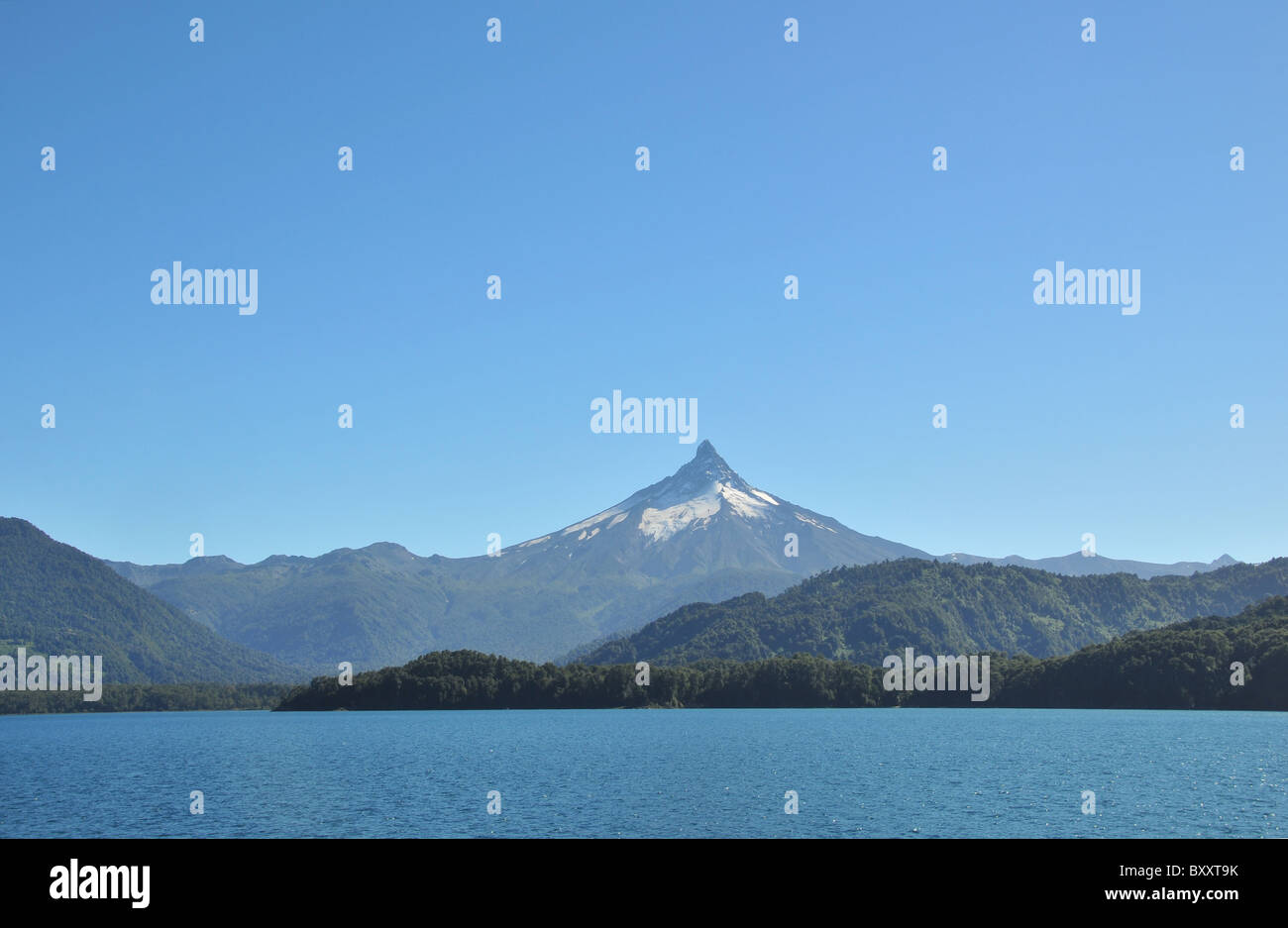 Ciel bleu sur le cône de glace pointu du Volcan Puntiagudo depuis les eaux bleues du lac Todos Los Santos, Andes, Chili Banque D'Images