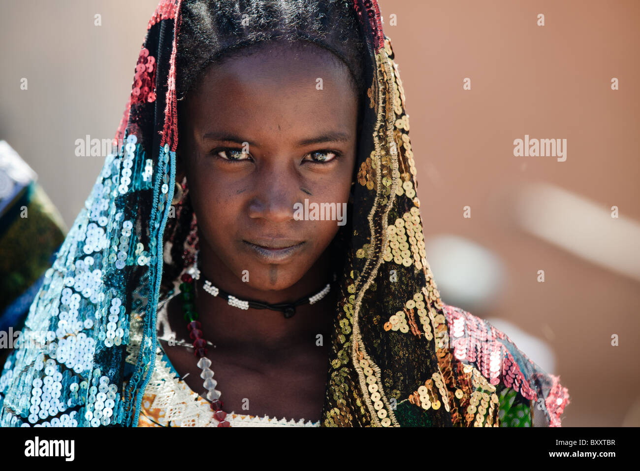 Habille de ses plus beaux vetements Dicko Hadjiratou 14 ans parcourt les peuls hebdomadaire marche dans la ville de Djibo au Burkina Faso Photo Stock Alamy