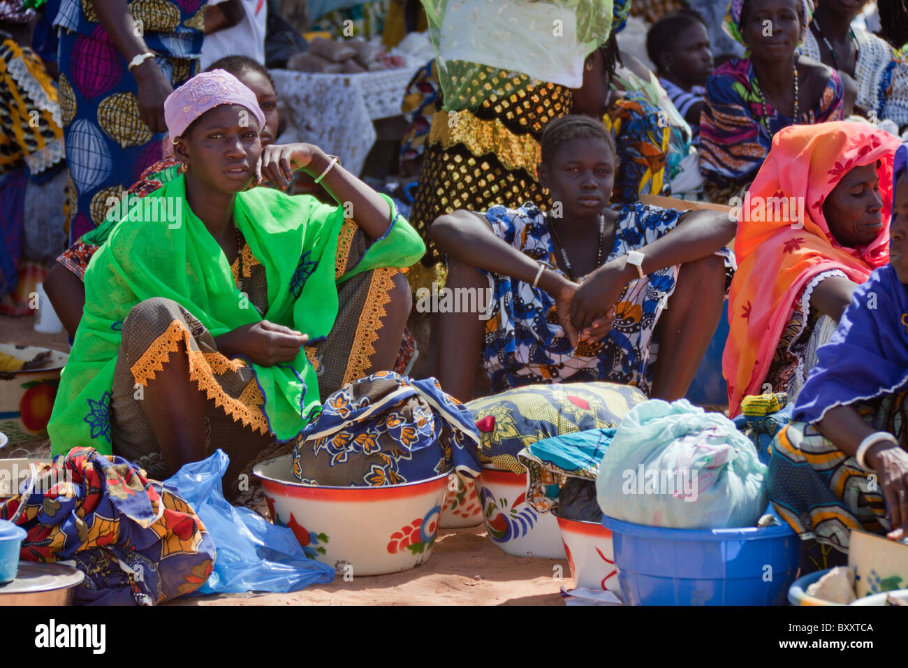 Les femmes dans le marché hebdomadaire de Djibo dans le nord du Burkina Faso. Banque D'Images