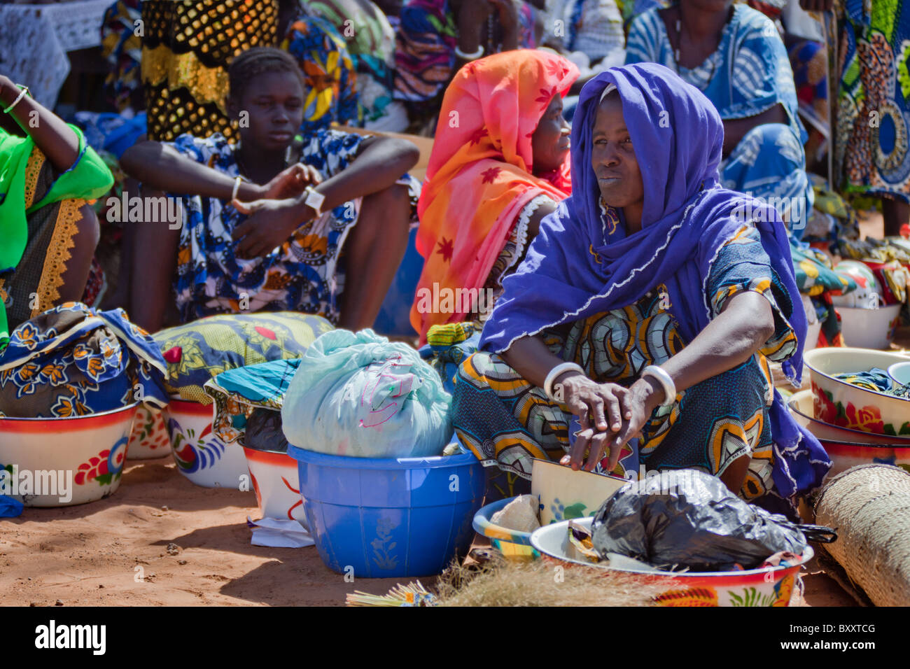 Les femmes dans le marché hebdomadaire de Djibo dans le nord du Burkina Faso. Banque D'Images