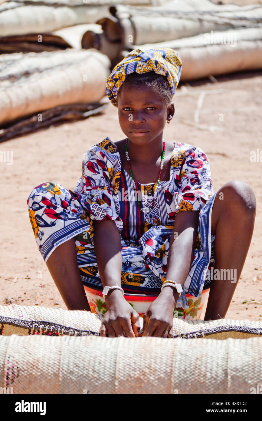 Awoman vend des nattes de paille au marché hebdomadaire à Djibo dans le nord du Burkina Faso. Banque D'Images