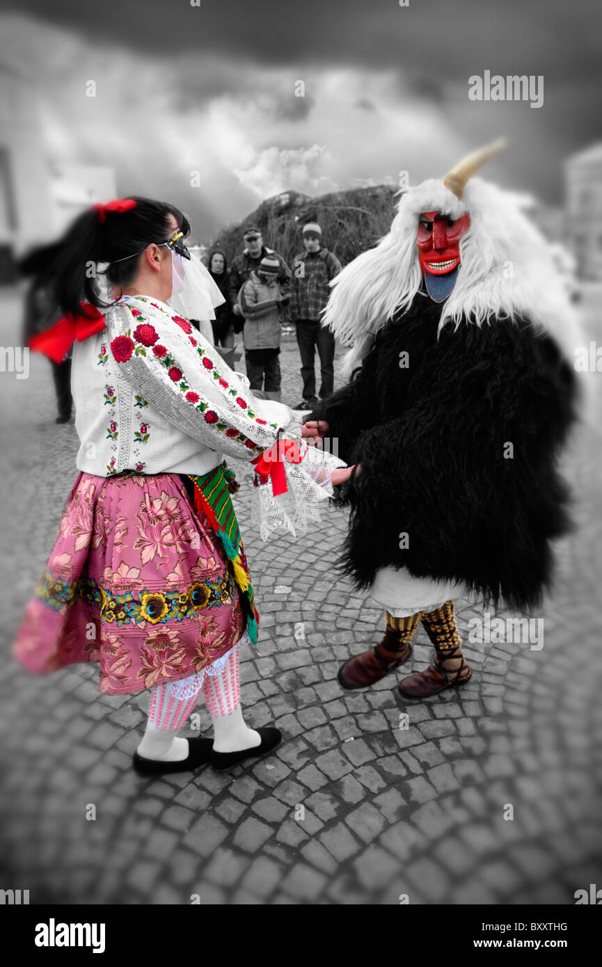 & Fullmetal femmes en costume traditionnel à l'Busojaras ( Busójárás ) carnival Mohacs Banque D'Images
