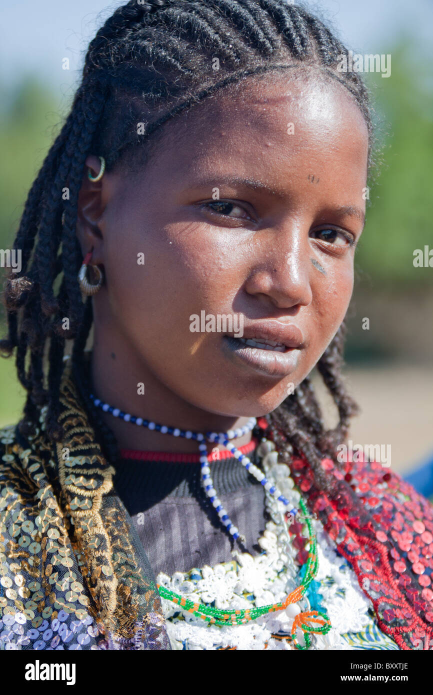 Jeune femme peule dans le village d'Bantagiri saisonnières dans le nord du Burkina Faso. Les Peuls sont des pasteurs nomades. Banque D'Images