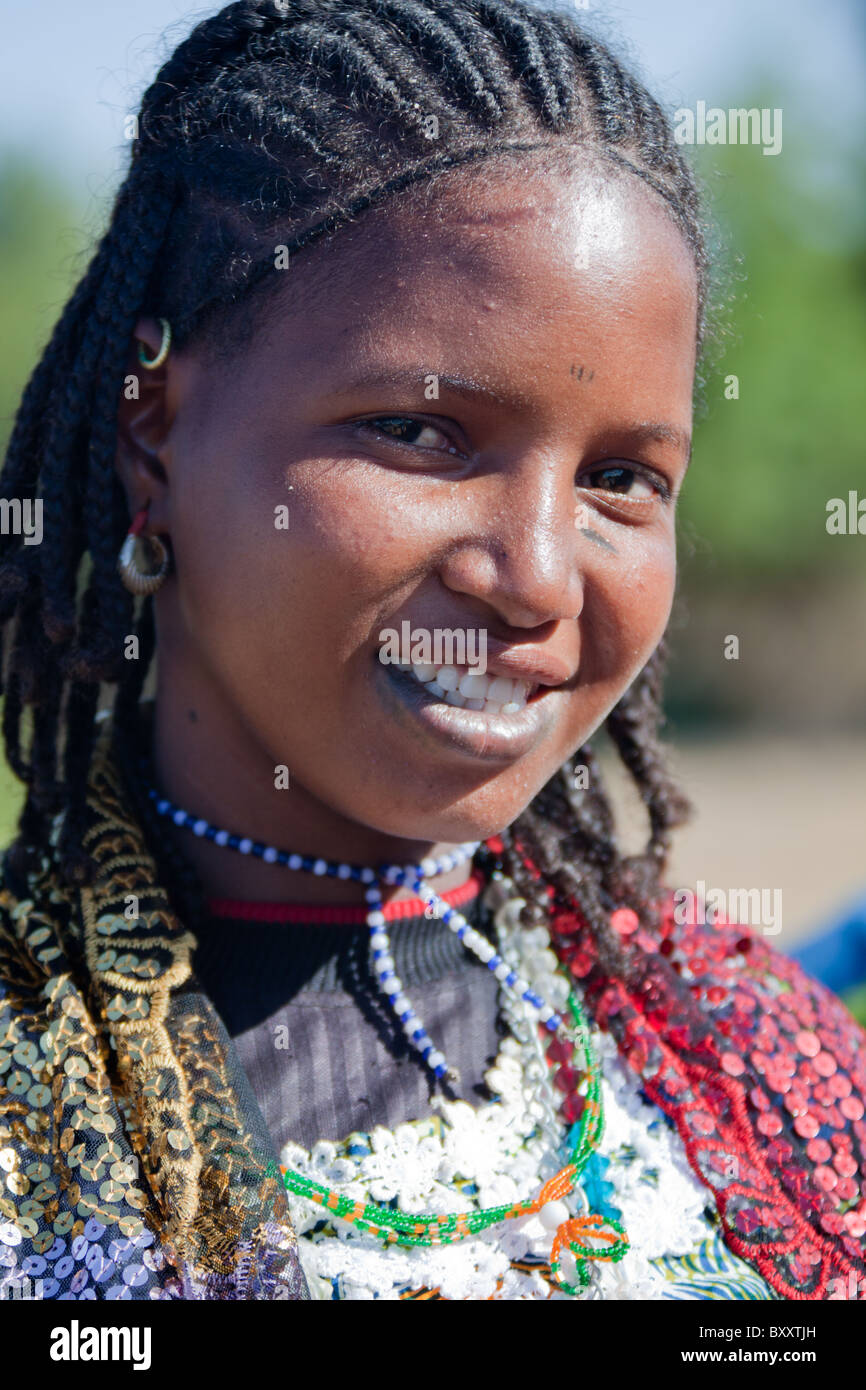 Jeune femme peule dans le village d'Bantagiri saisonnières dans le nord du Burkina Faso. Les Peuls sont des pasteurs nomades. Banque D'Images