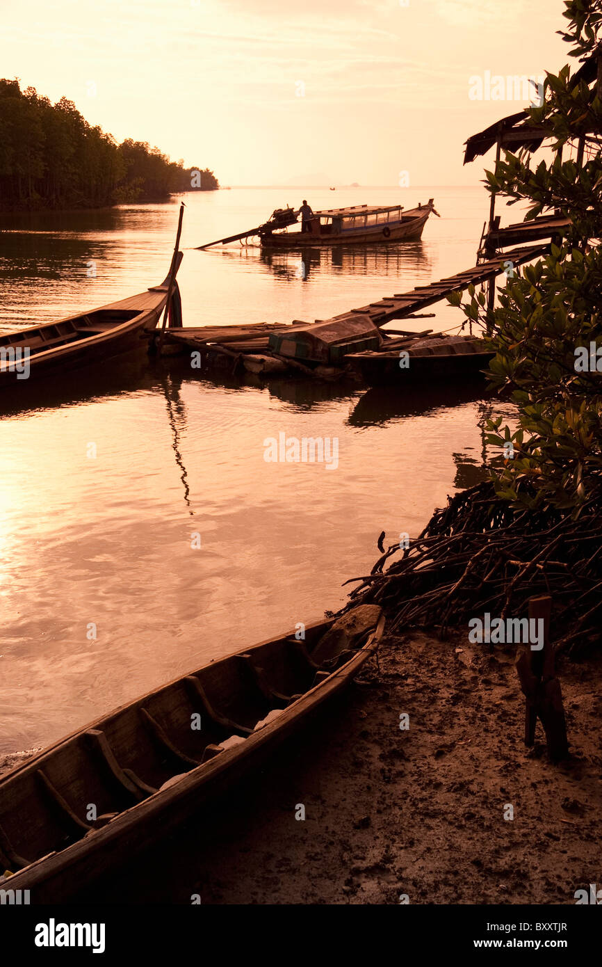 Bateaux de pêche traditionnels qui naviguent à Dawn, Bangrong, Ko Phuket, Thaïlande, Asie du Sud-est Banque D'Images