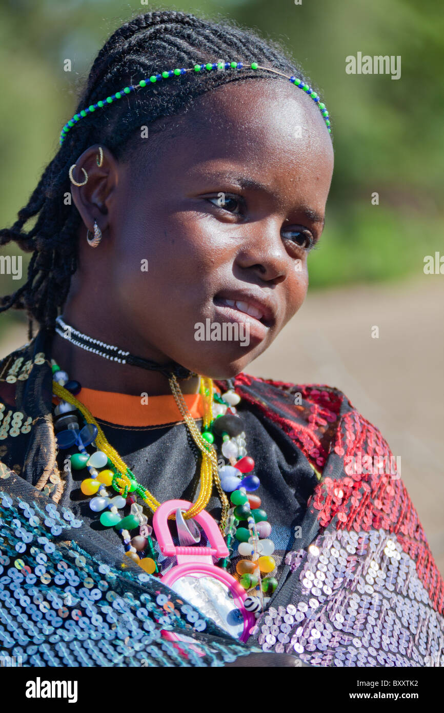 Jeune femme peule dans le village d'Bantagiri saisonnières dans le nord du Burkina Faso. Les Peuls sont des pasteurs nomades. Banque D'Images