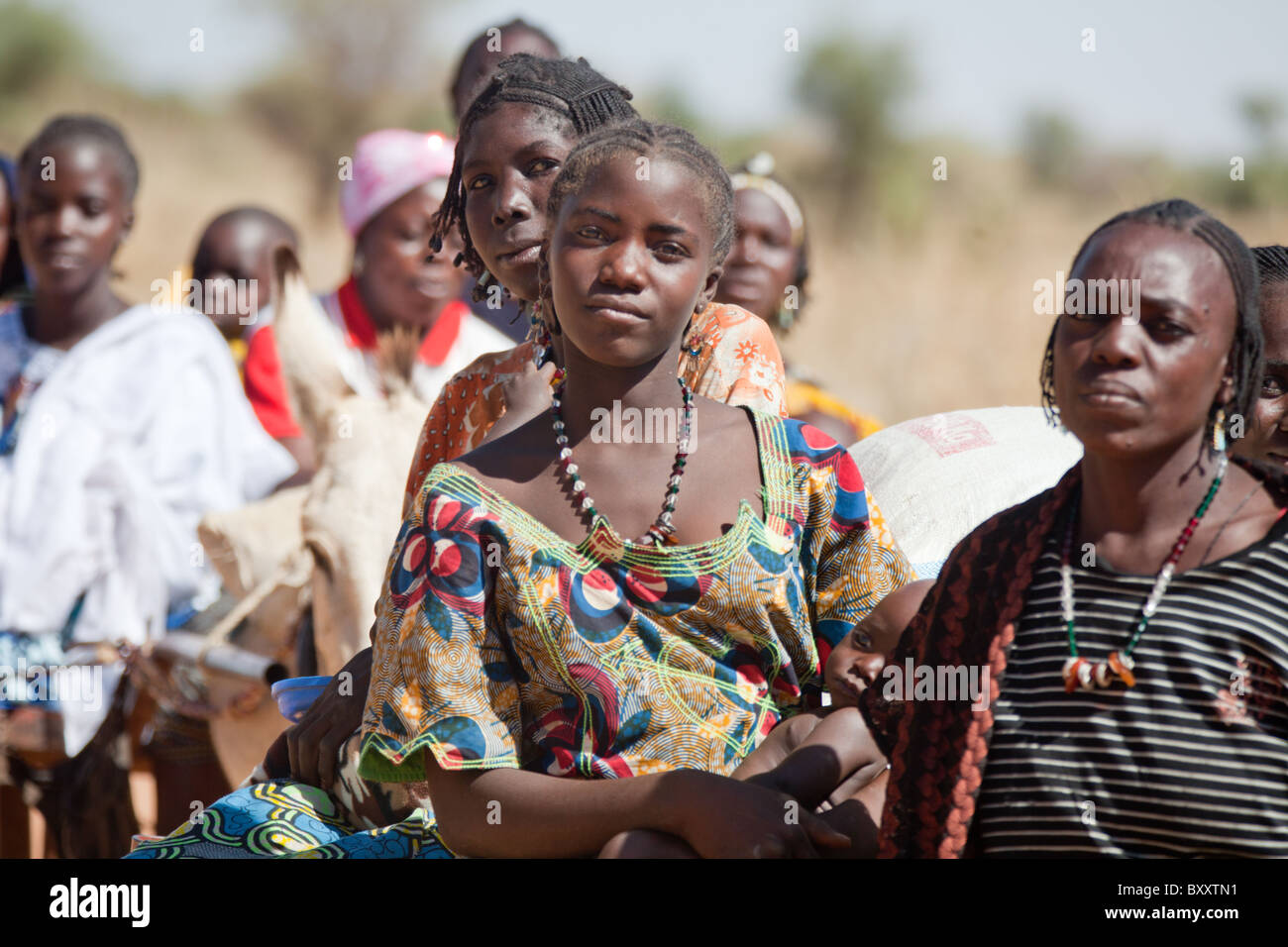 Un groupe de femmes Touaregs ride un ânes pour le marché Bourro dans le nord du Burkina Faso. Banque D'Images