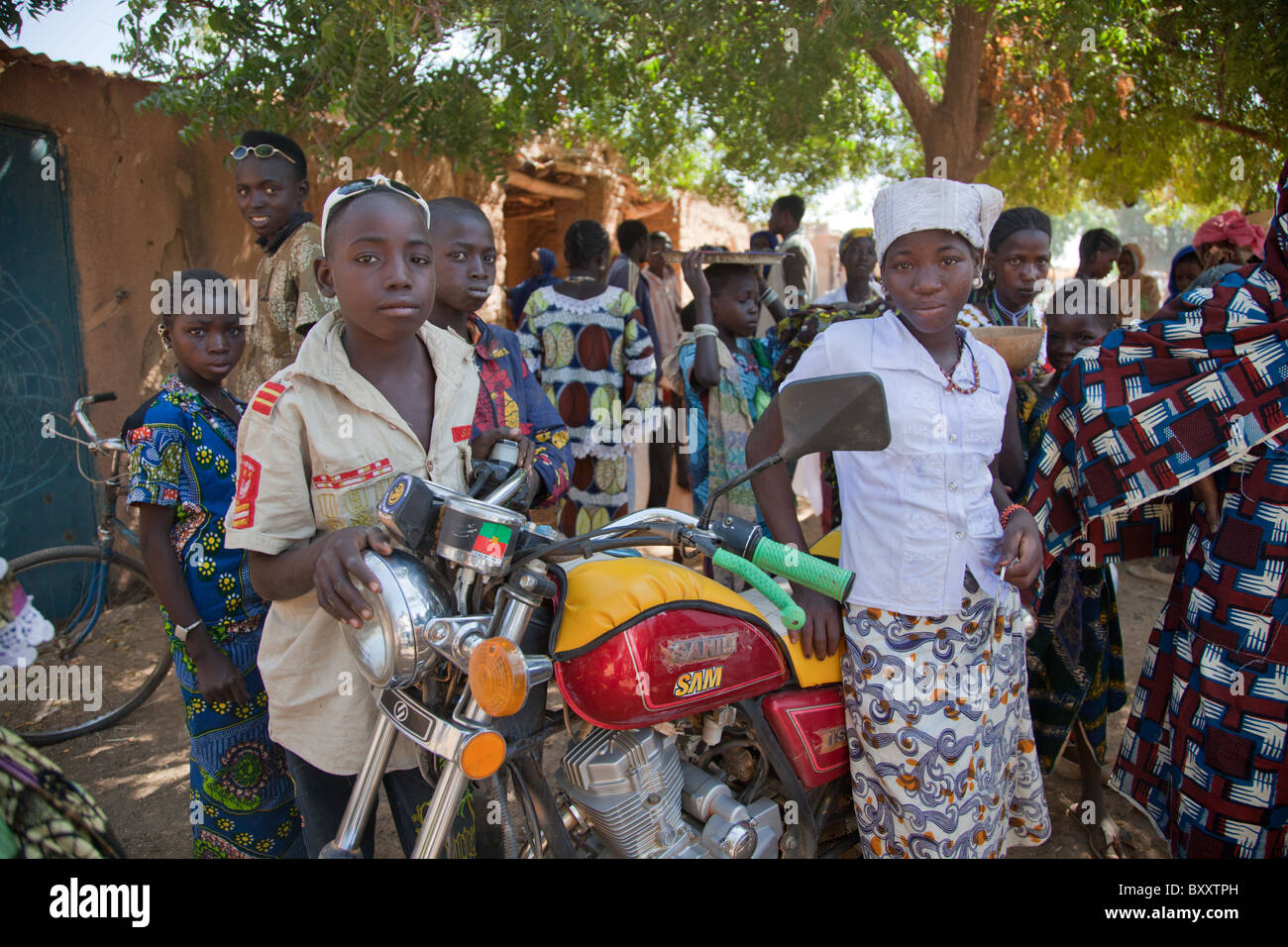 Les enfants au marché de village peul de Bourro dans le nord du Burkina Faso. Banque D'Images