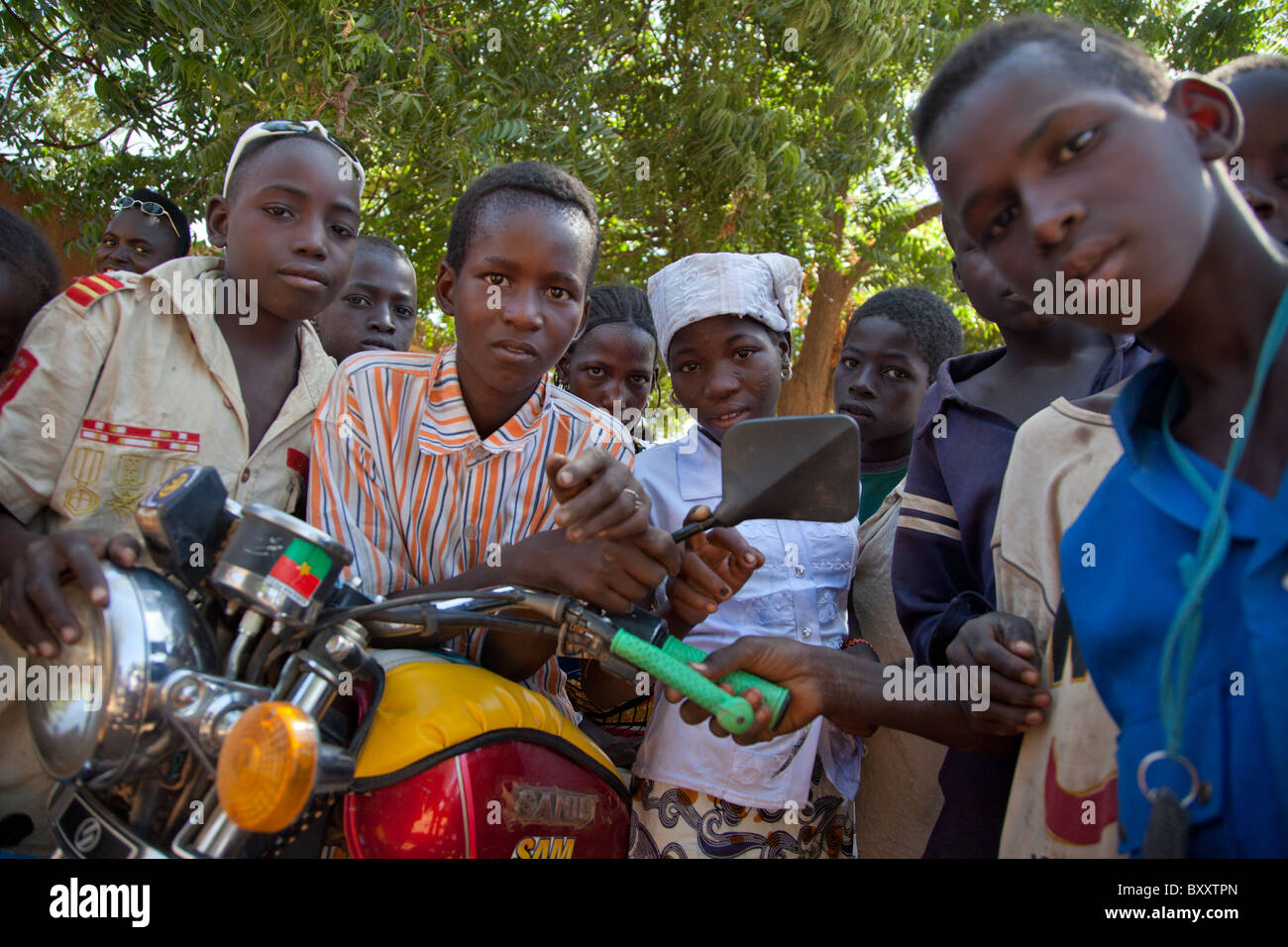 Les enfants au marché de village peul de Bourro dans le nord du Burkina Faso. Banque D'Images