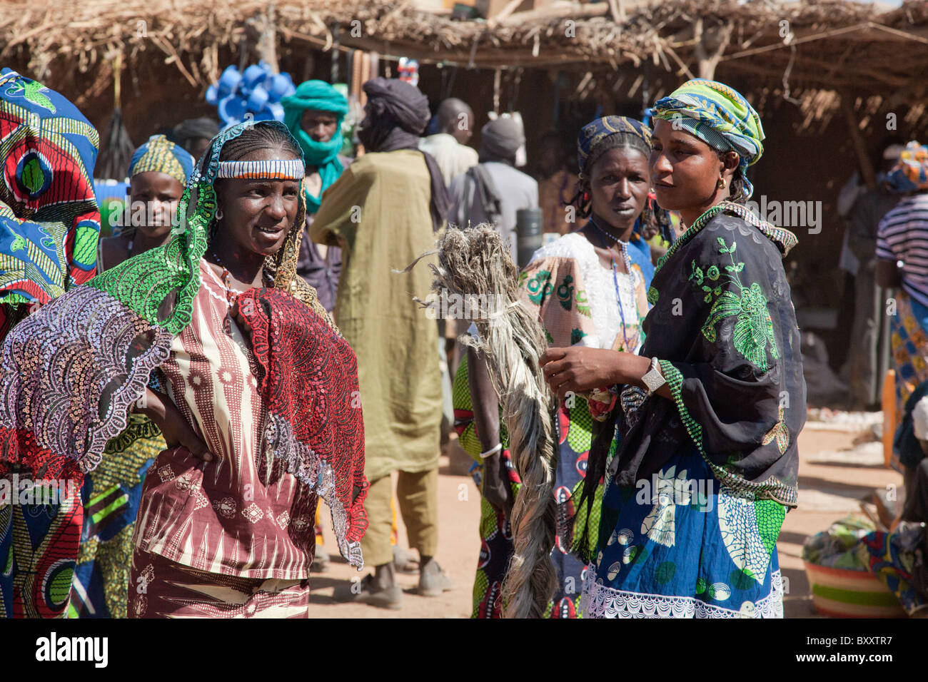 Les femmes peul au marché du village de Bourro dans le nord du Burkina Faso. Banque D'Images
