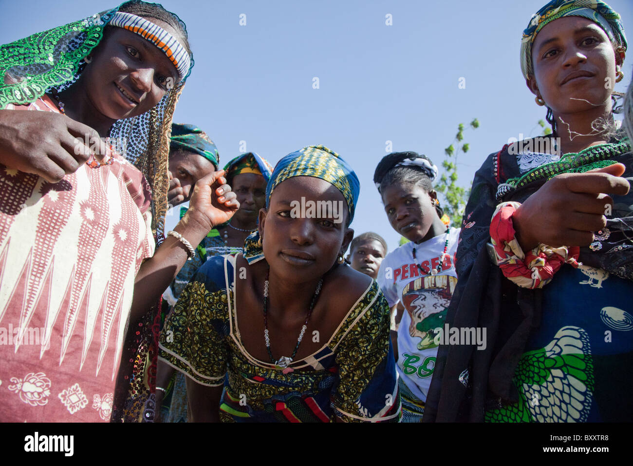 Les femmes peul au marché du village de Bourro dans le nord du Burkina Faso. Banque D'Images
