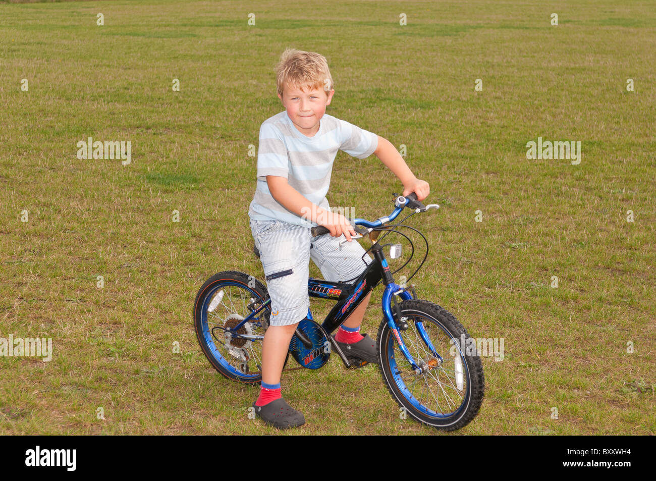 Un modèle a publié la photo d'un garçon de 7 ans le vélo au Royaume-Uni Banque D'Images