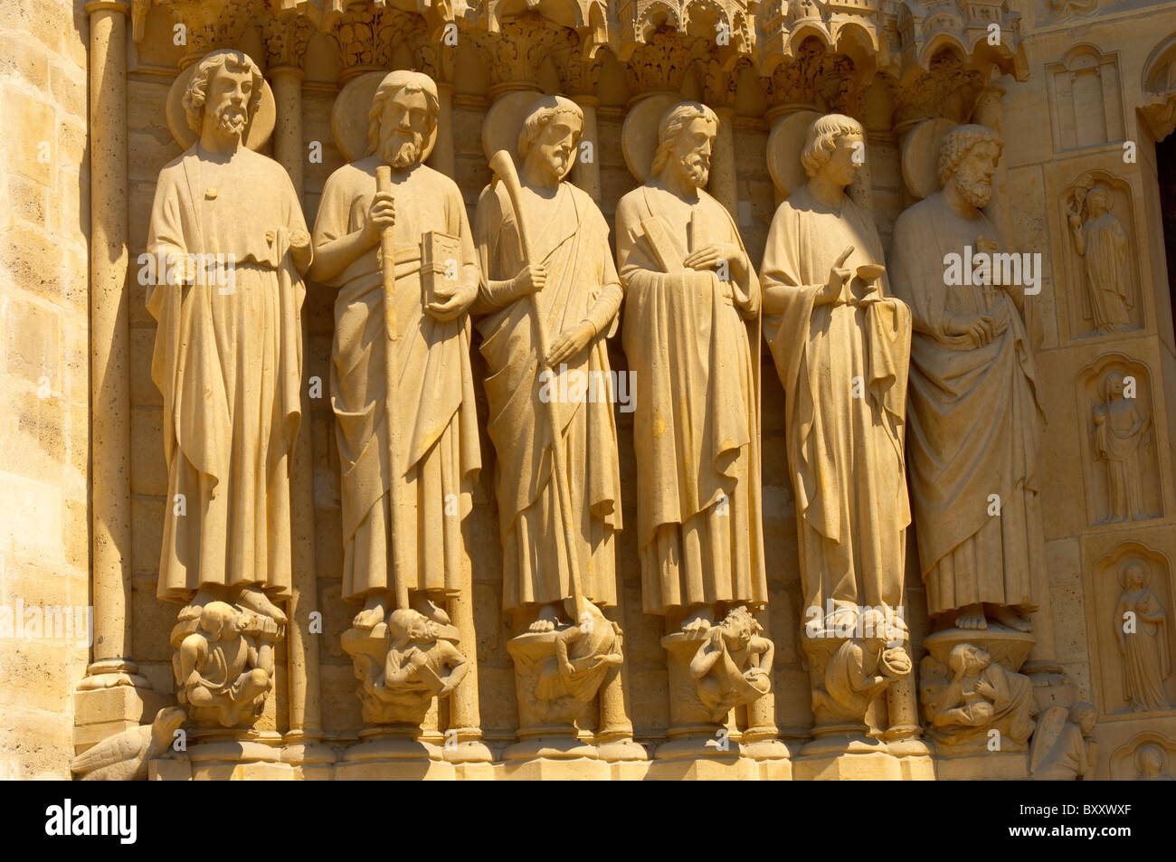 Gros plan des statues gothiques sur la façade de Cathédrale notre Dame de Paris Banque D'Images