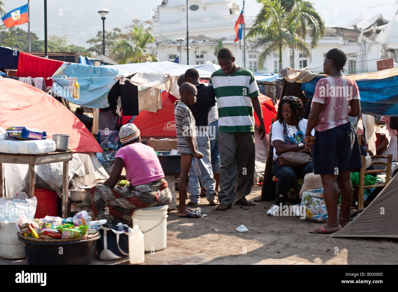 Les personnes déplacées (IDP) camp en face de la ruiné Palais présidentiel dans la capitale Port-au-Prince, Haïti. Banque D'Images