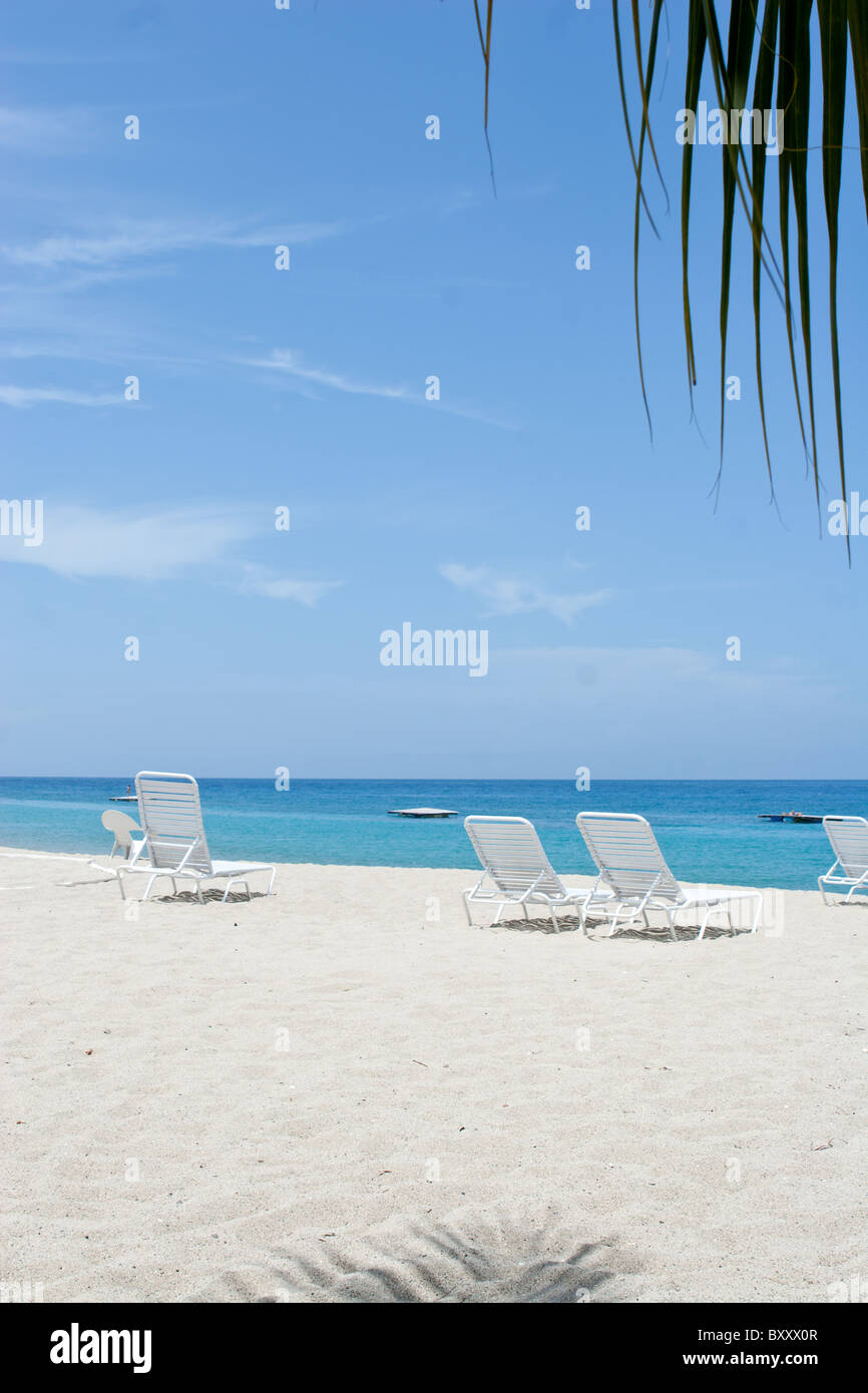 Une plage tropicale vide dans le pays des Caraïbes d'Haïti peu après le tremblement de terre de 2010. Banque D'Images