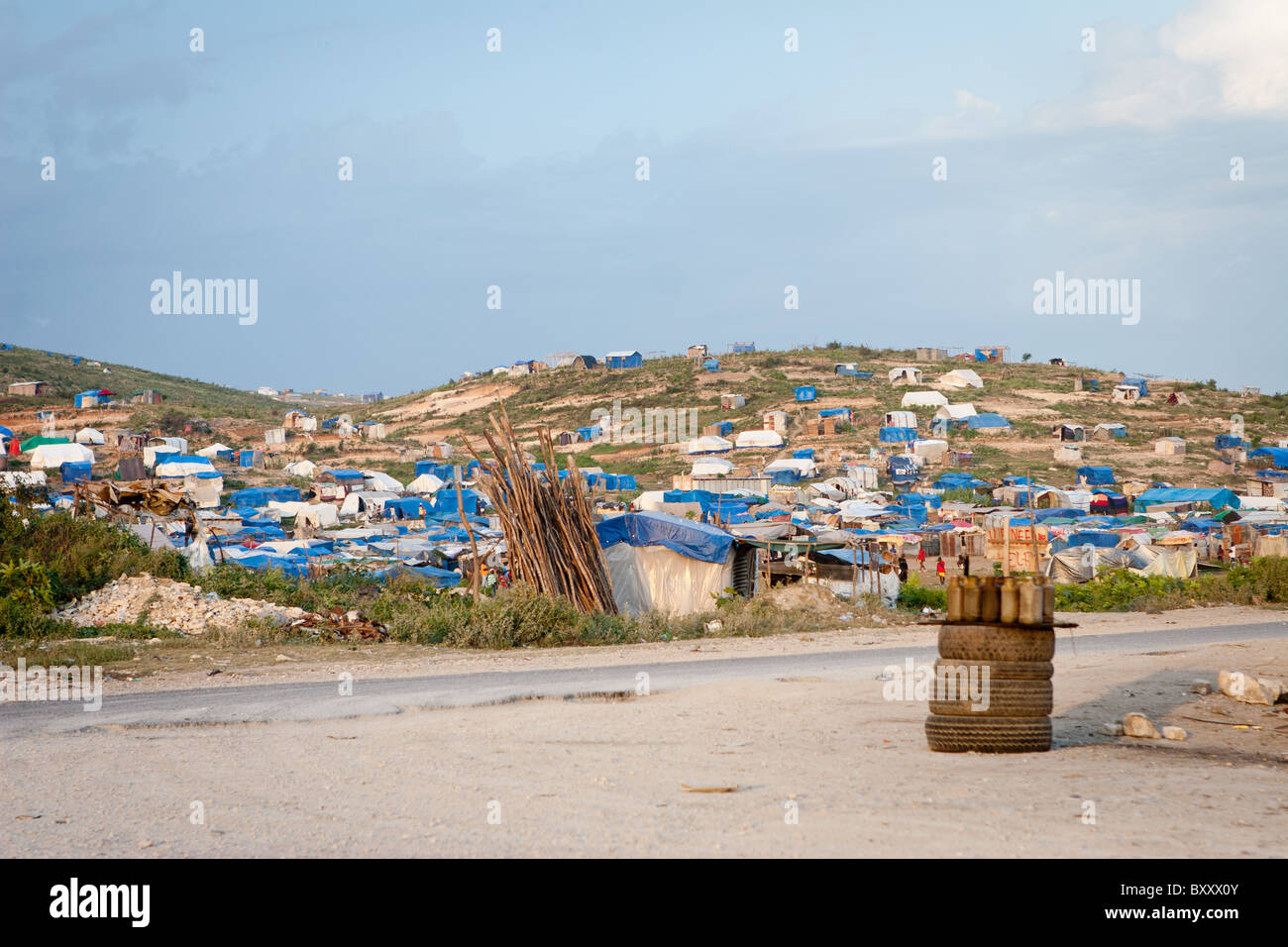 Un camp de personnes déplacées (PDI) en dehors de Port-au-Prince après un violent séisme a endommagé des milliers d'habitations. Banque D'Images
