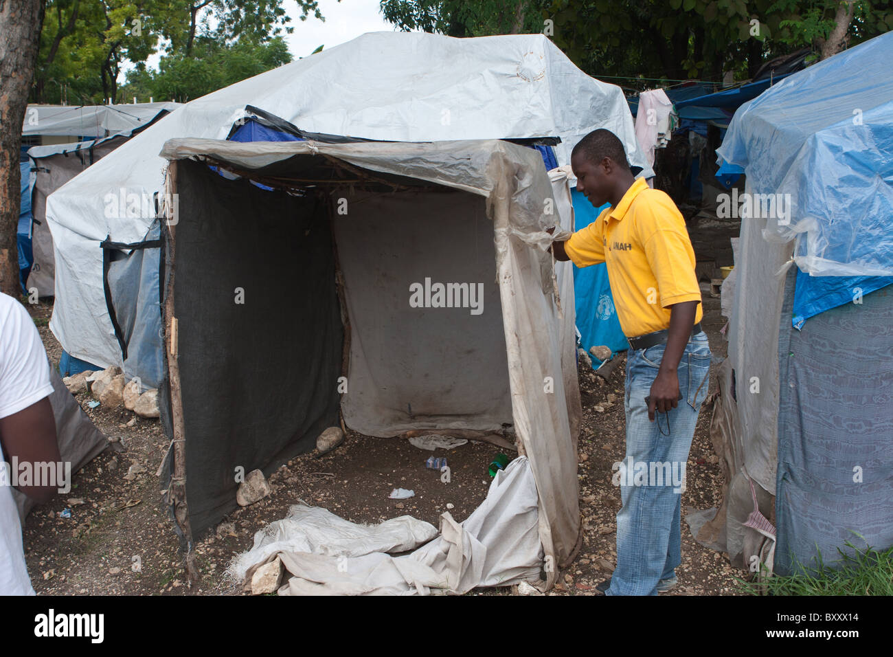 Un camp de personnes déplacées (PDI) en dehors de Port-au-Prince après un violent séisme a endommagé des milliers d'habitations. Banque D'Images