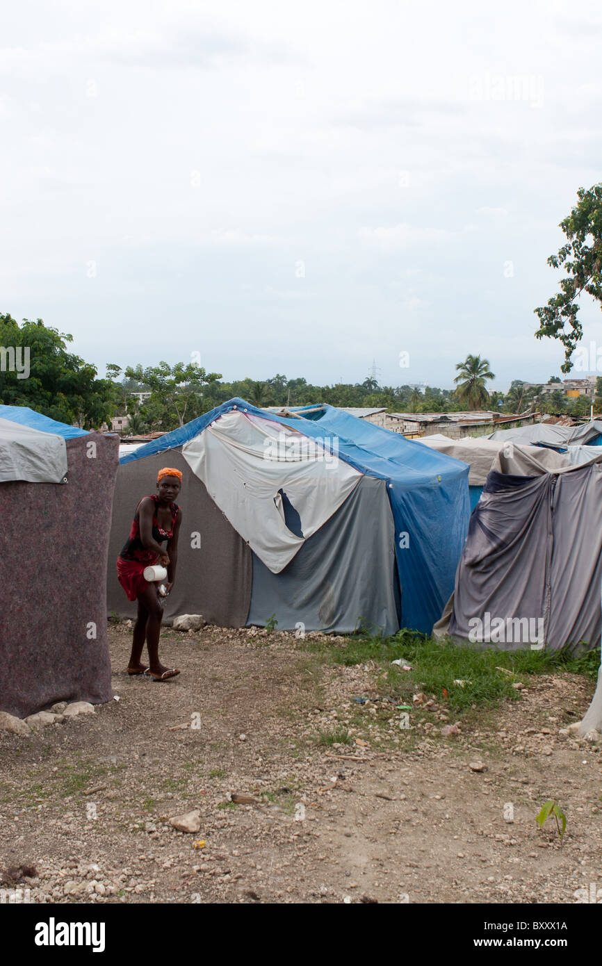 Un camp de personnes déplacées (PDI) en dehors de Port-au-Prince après un violent séisme a endommagé des milliers d'habitations. Banque D'Images