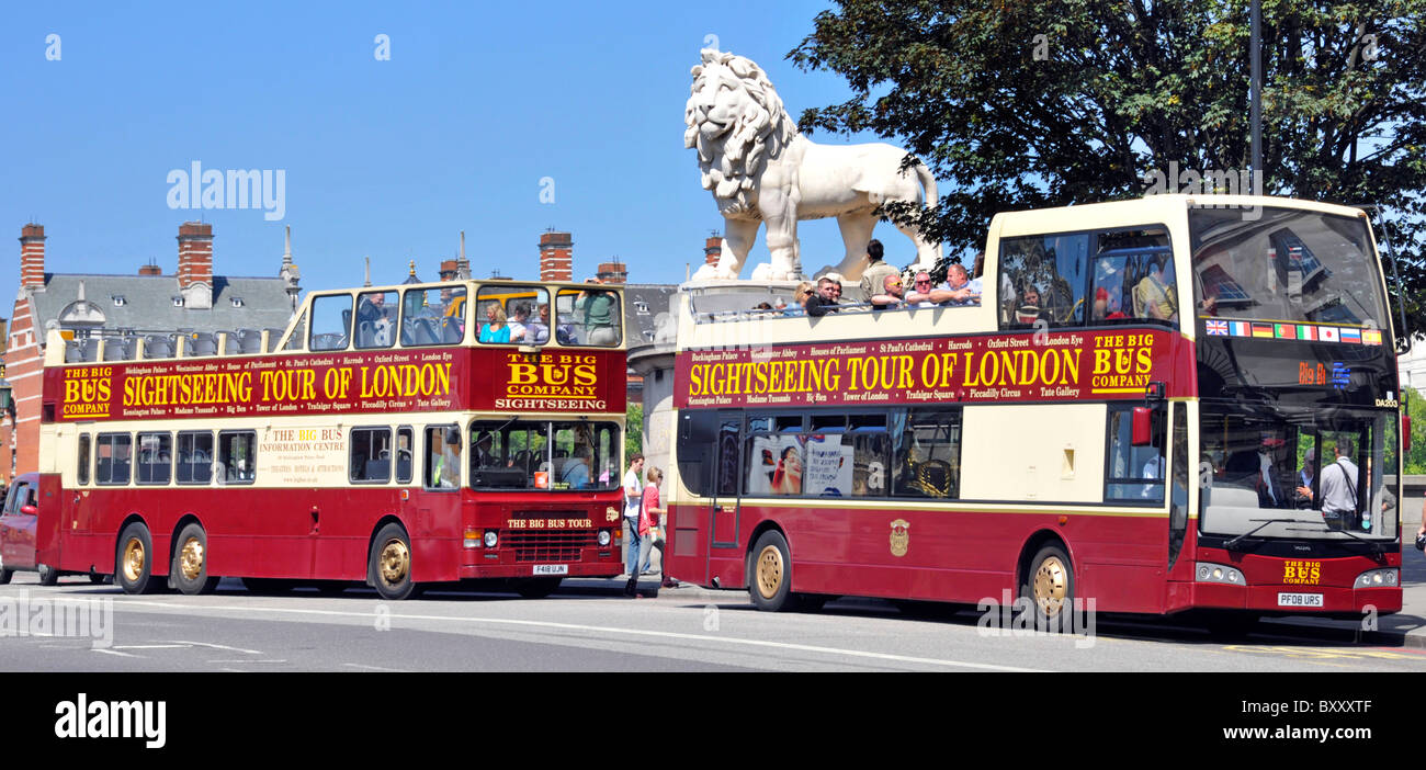 Scène de rue à Londres deux open top bus visite guidée à l'arrêt de bus sur le pont de Westminster à côté de la Banque du Sud Lion Coade stone sculpture England UK Banque D'Images