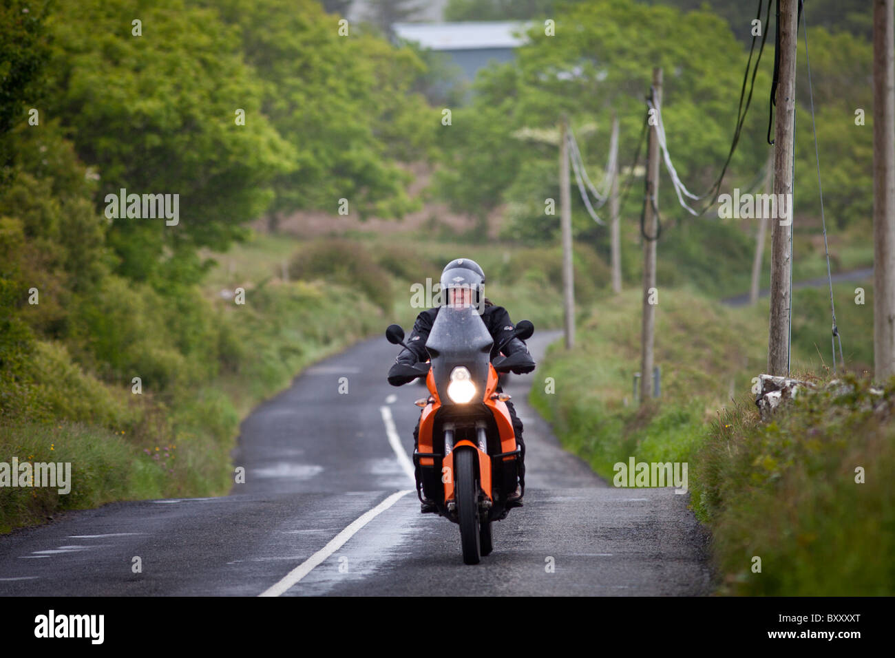 Motocycliste en chemin de campagne dans le comté de Clare, à l'ouest de l'Irlande Banque D'Images