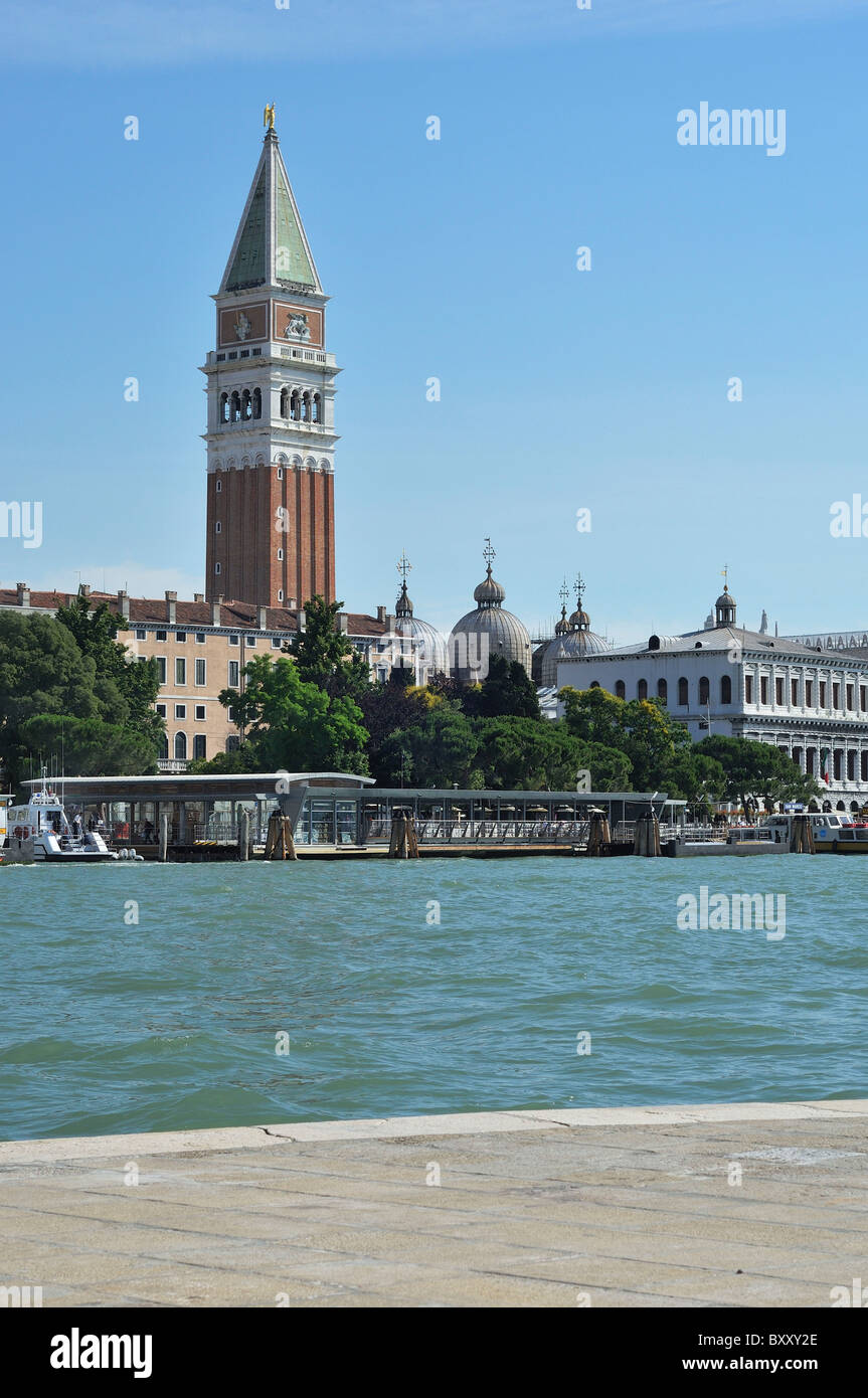 Venise. L'Italie. Vue sur St Mark's Campanile & le front de mer de San Marco. Banque D'Images
