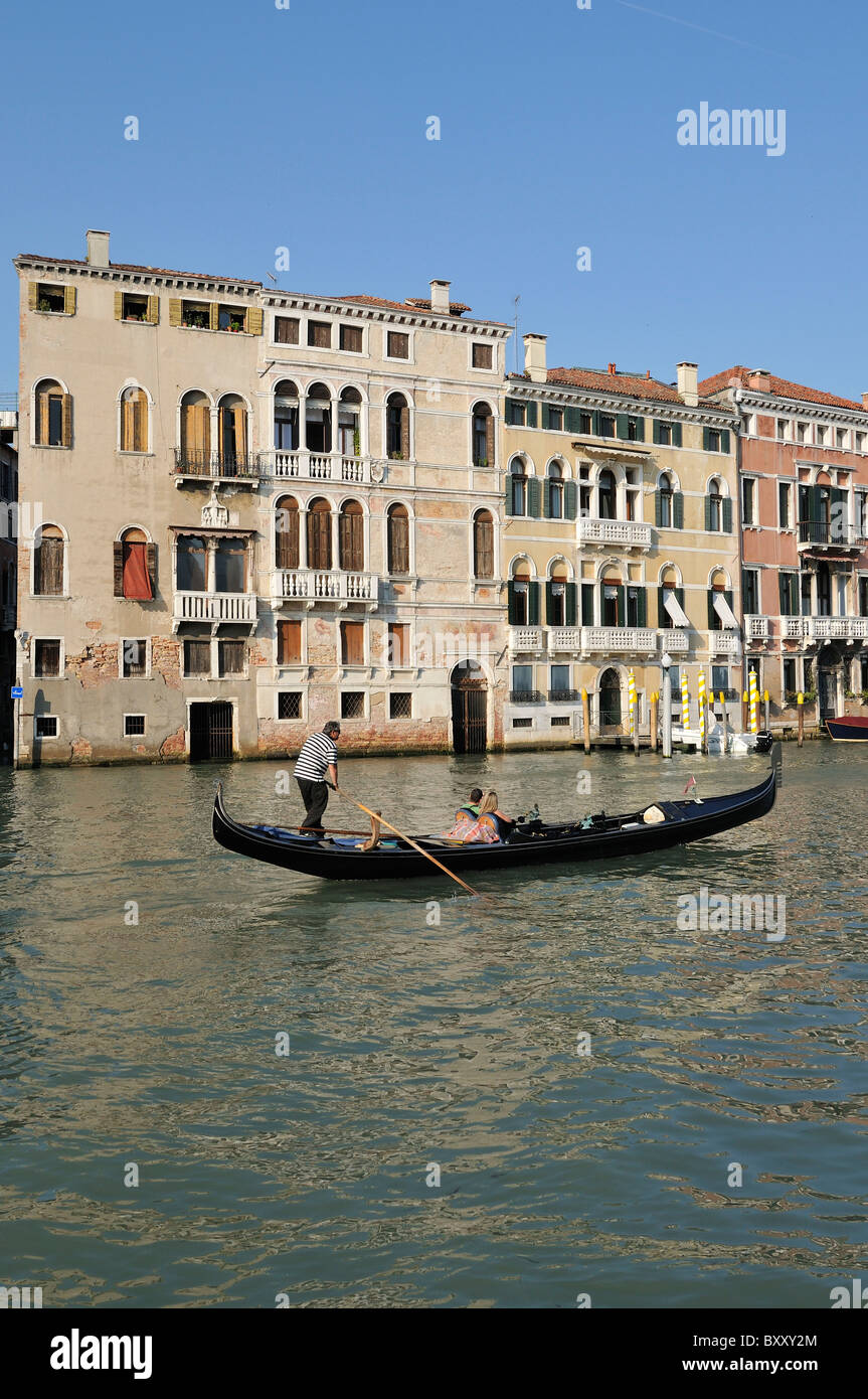 Venise. L'Italie. Gondole sur le Grand Canal. Banque D'Images